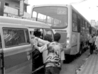 Passageiros s&atilde;o obrigados a andar quase que "pendurados" nos &ocirc;nibus e lota&ccedil;&otilde;es