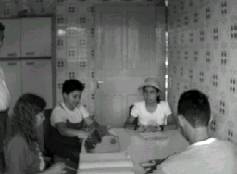 Portadores de defici&ecirc;ncia visual em aula de alfabeto braille