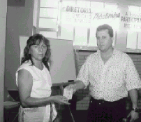 Funcion�ria da Olga recebe cheque do seguro do presidente Silvan