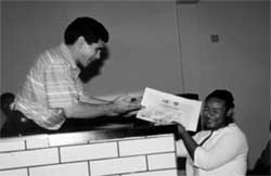 Francisco Pereira de Sousa Filho, presidente Estadual da For&ccedil;a Sindical, entrega certificado.
