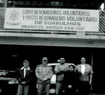 Ivan Patinskas (segundo da esquerda para direita) comanda corpo de bombeiros volunt�rios que atende comunidade da regi�o do Dinamarca.