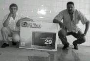 Jo&atilde;o Pedro ao lado do ganhador da TV 29